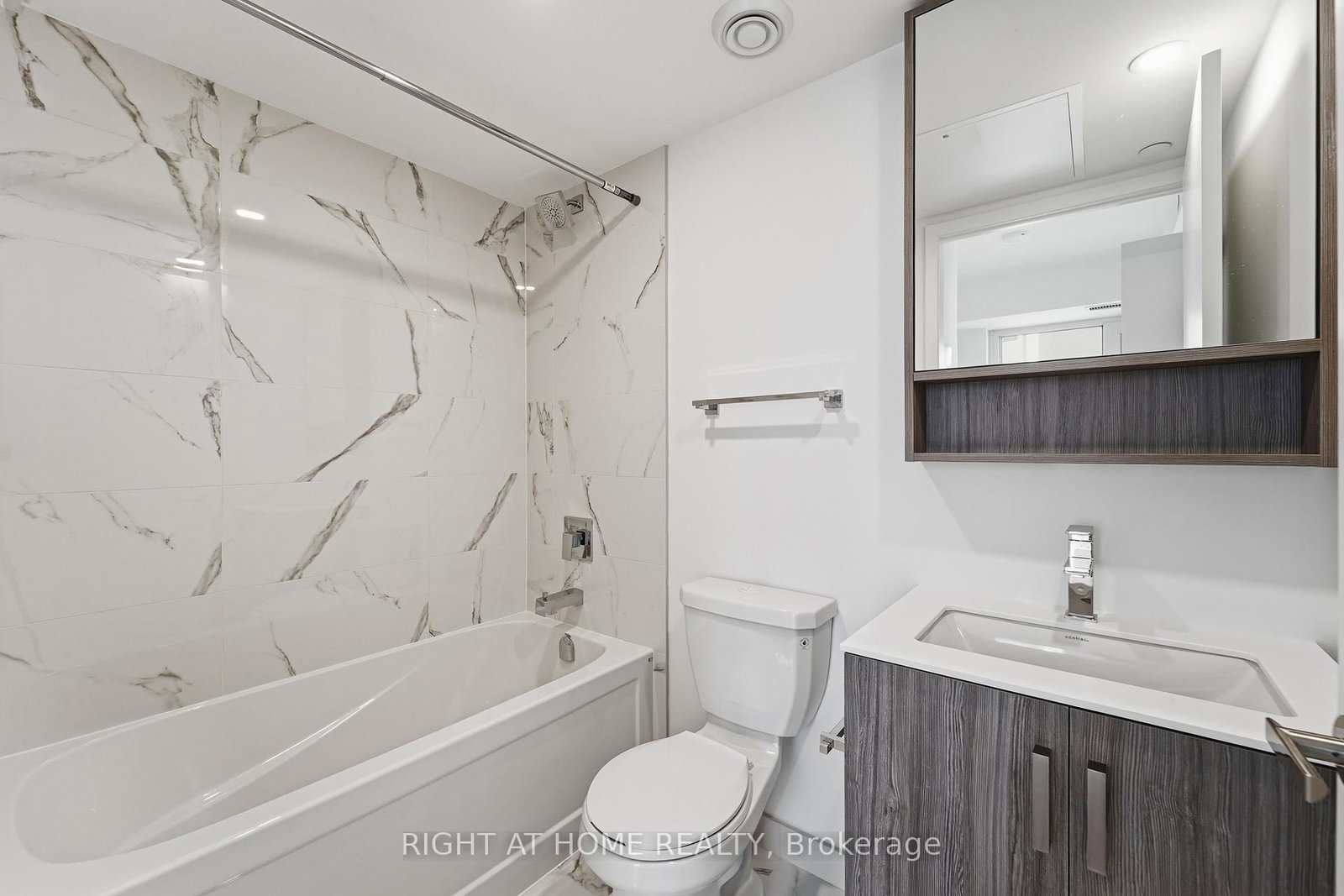 88 Queen Street E • #4711 • Toronto, ON photo 17