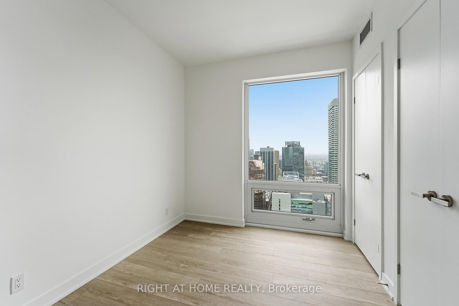 88 Queen Street E • #4711 • Toronto, ON photo 8