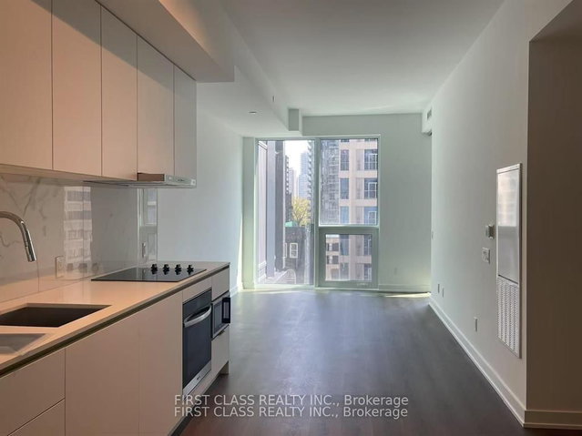 606 - 8 WELLESLEY Street W