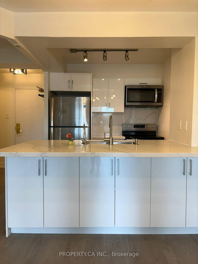 1203 - 887 Bay Street