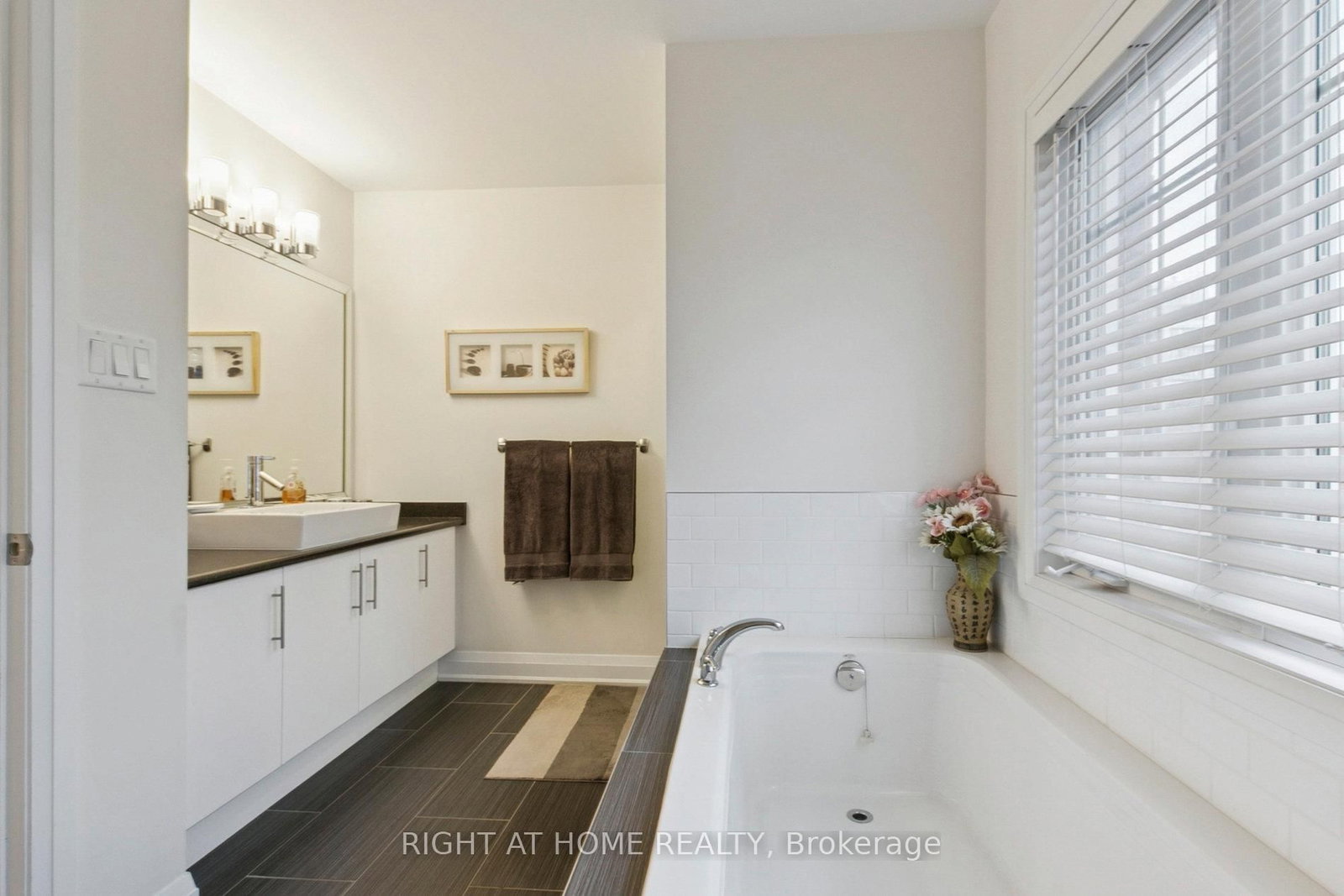28 Raffeix Lane • Toronto, ON photo 15