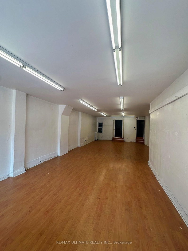 566 St Clair Ave W photo 4