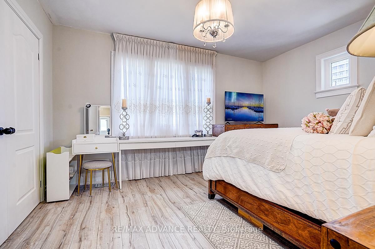 33 Castlefield Avenue • Toronto, ON photo 24