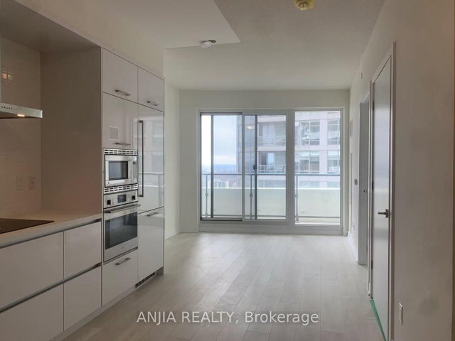 3204 - 2221 Yonge Yonge Street