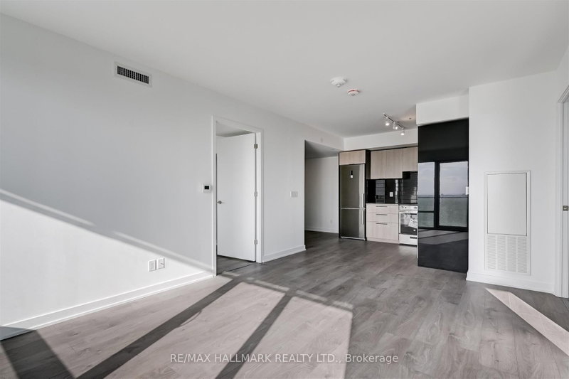 501 Yonge St photo 4