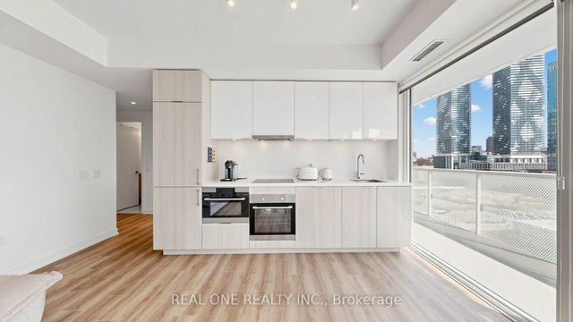 907 - 15 Queens Quay E