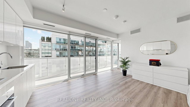 907 - 15 Queens Quay E