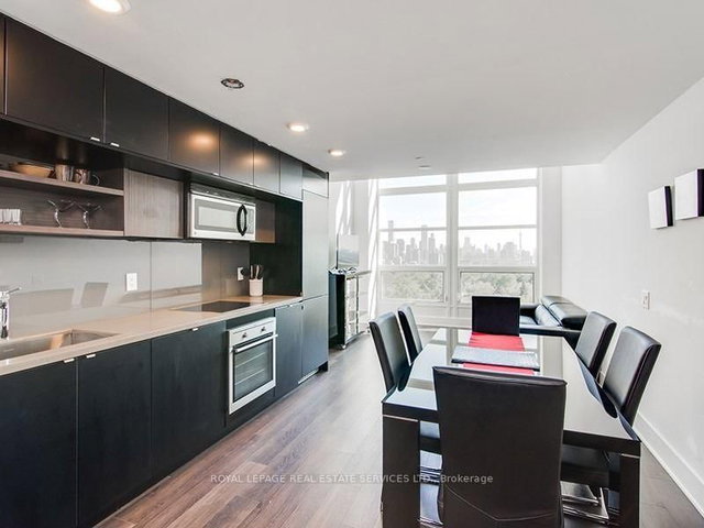 928 - 111 St Clair Avenue W