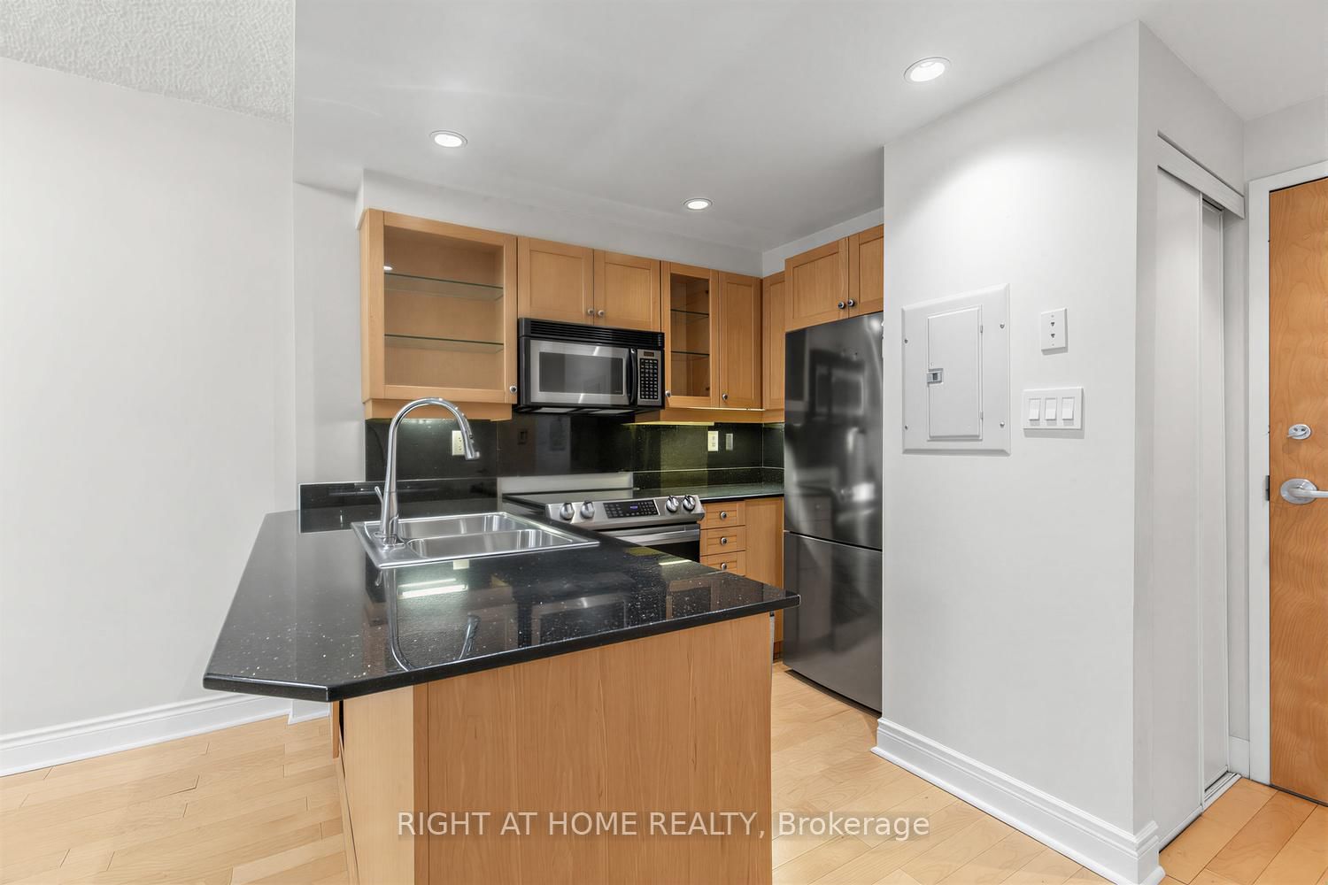 80 Cumberland Street • #1705 • Toronto, ON photo 5