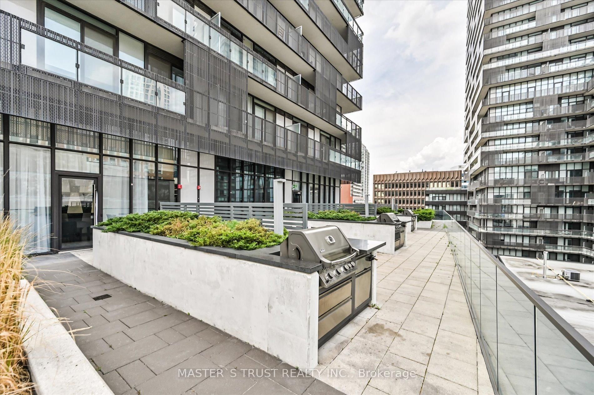 8 Eglinton Avenue E, Unit PH5801