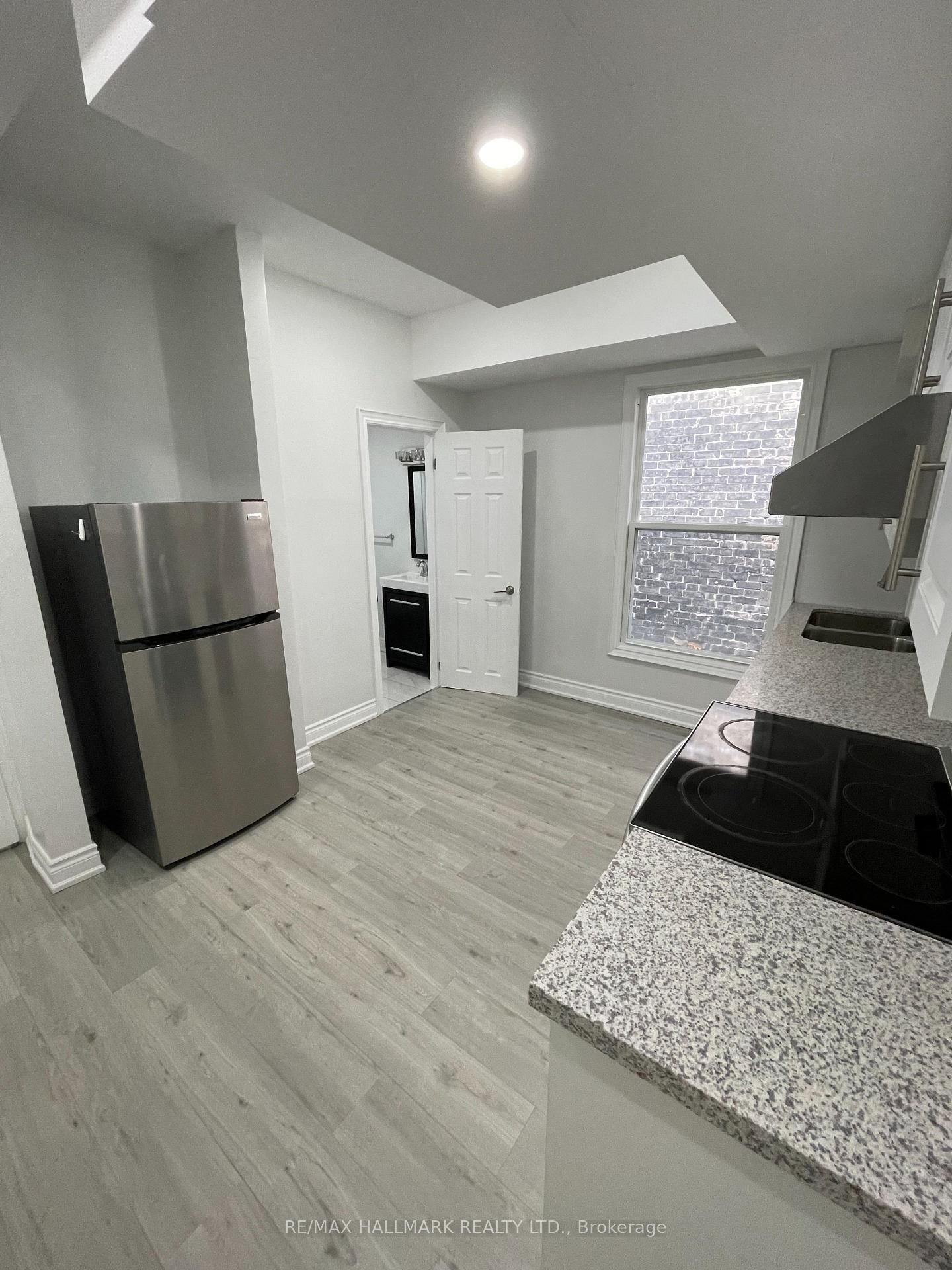 414 Dundas Street E