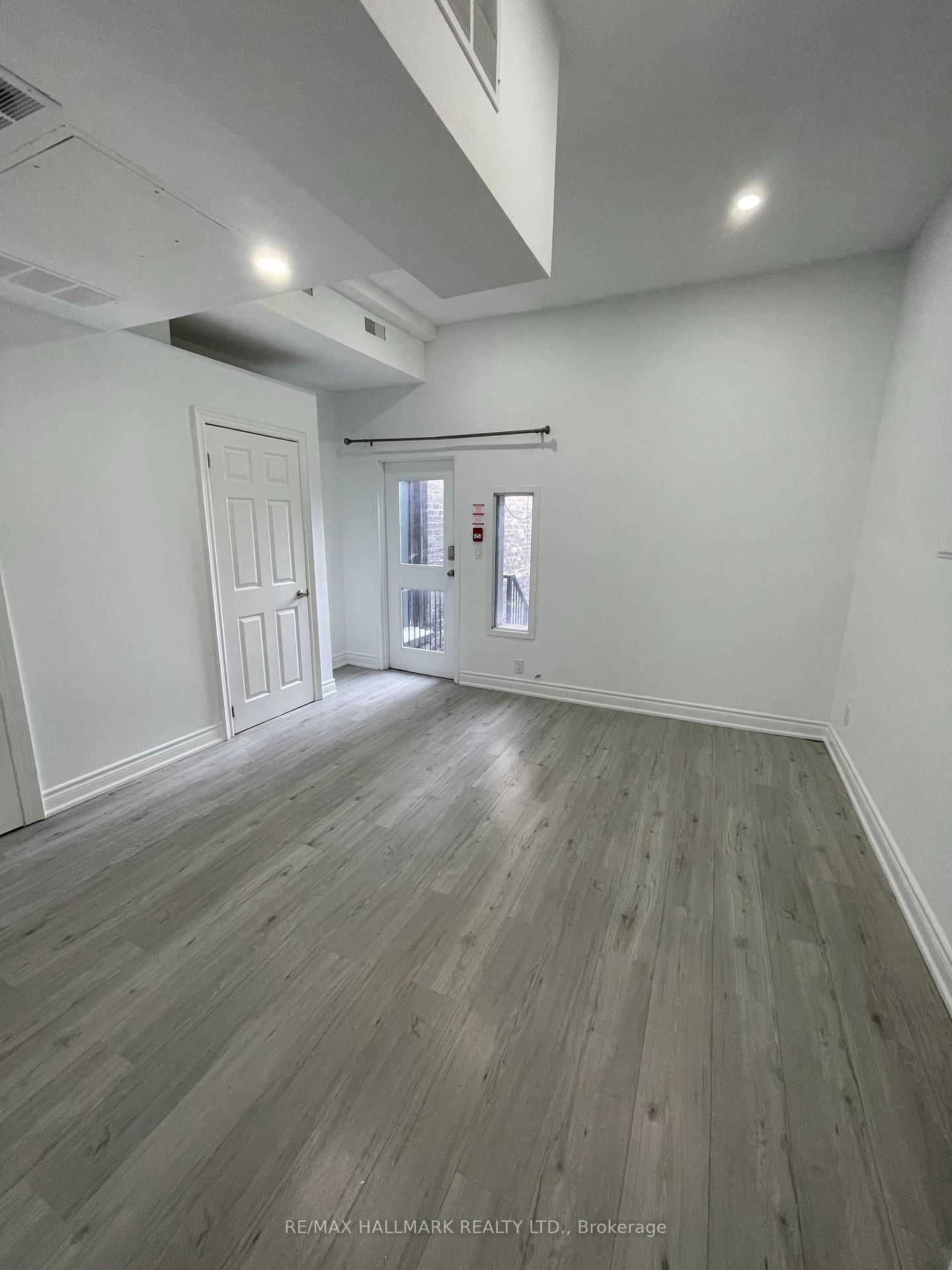 414 Dundas Street E