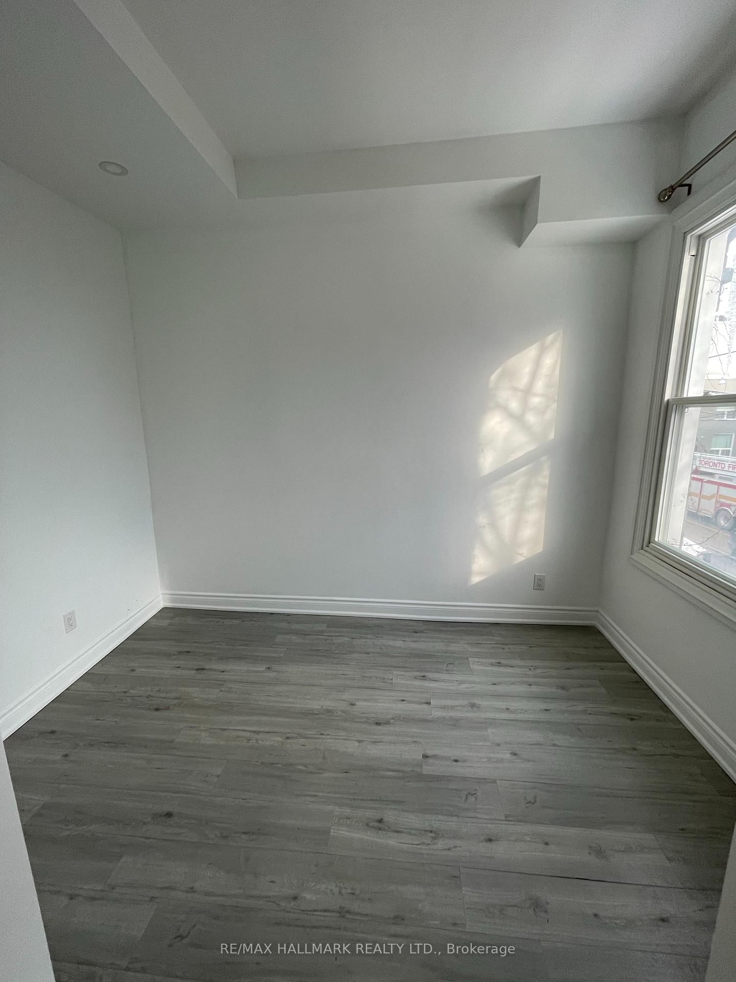 414 Dundas Street E