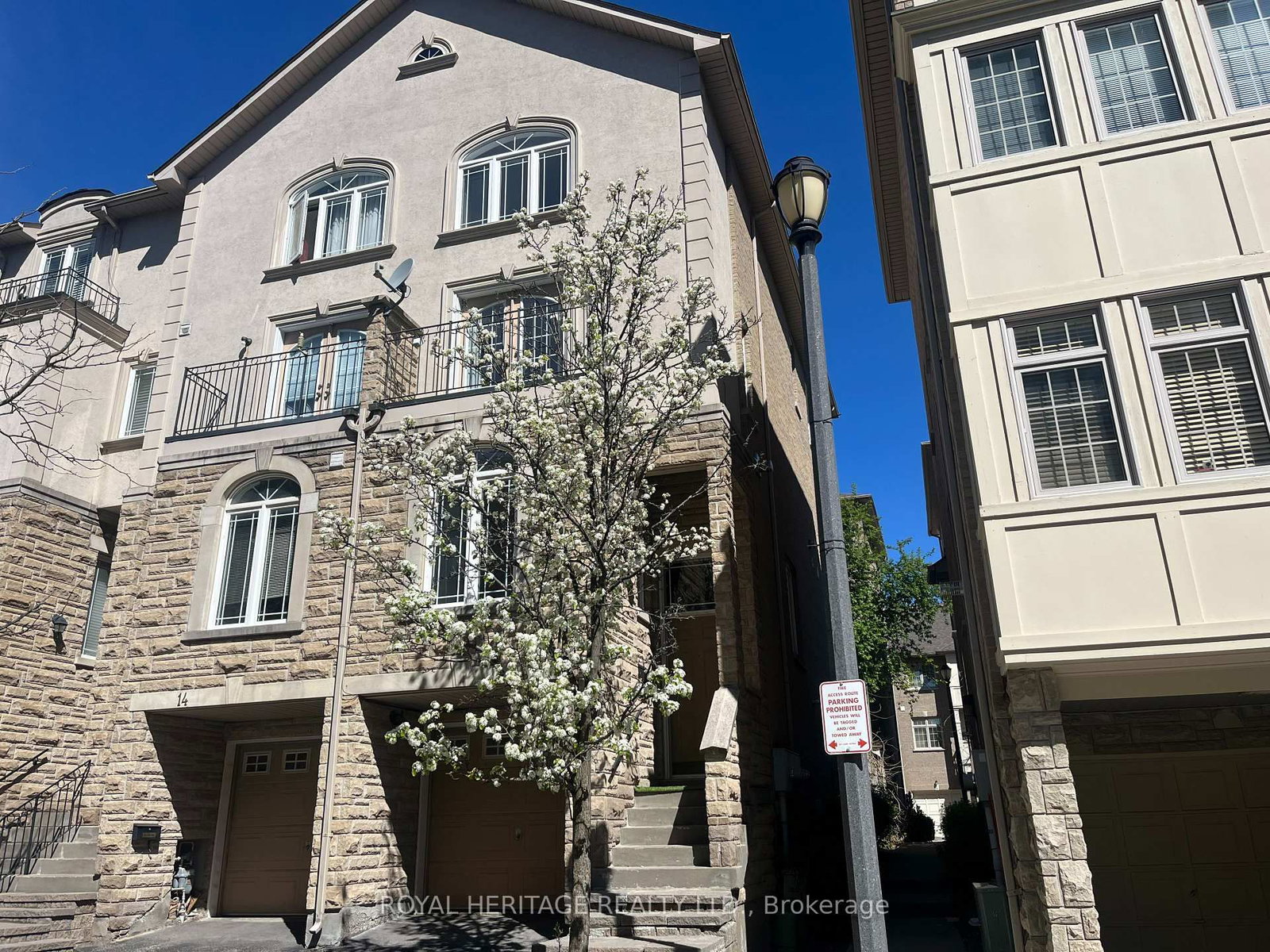16-16 William Poole Way, Toronto, ON