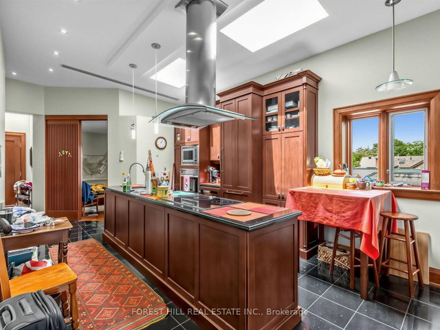 PH10 - 40 Hazelton Avenue
