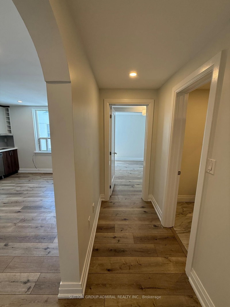 304 - 697 Eglinton Avenue W