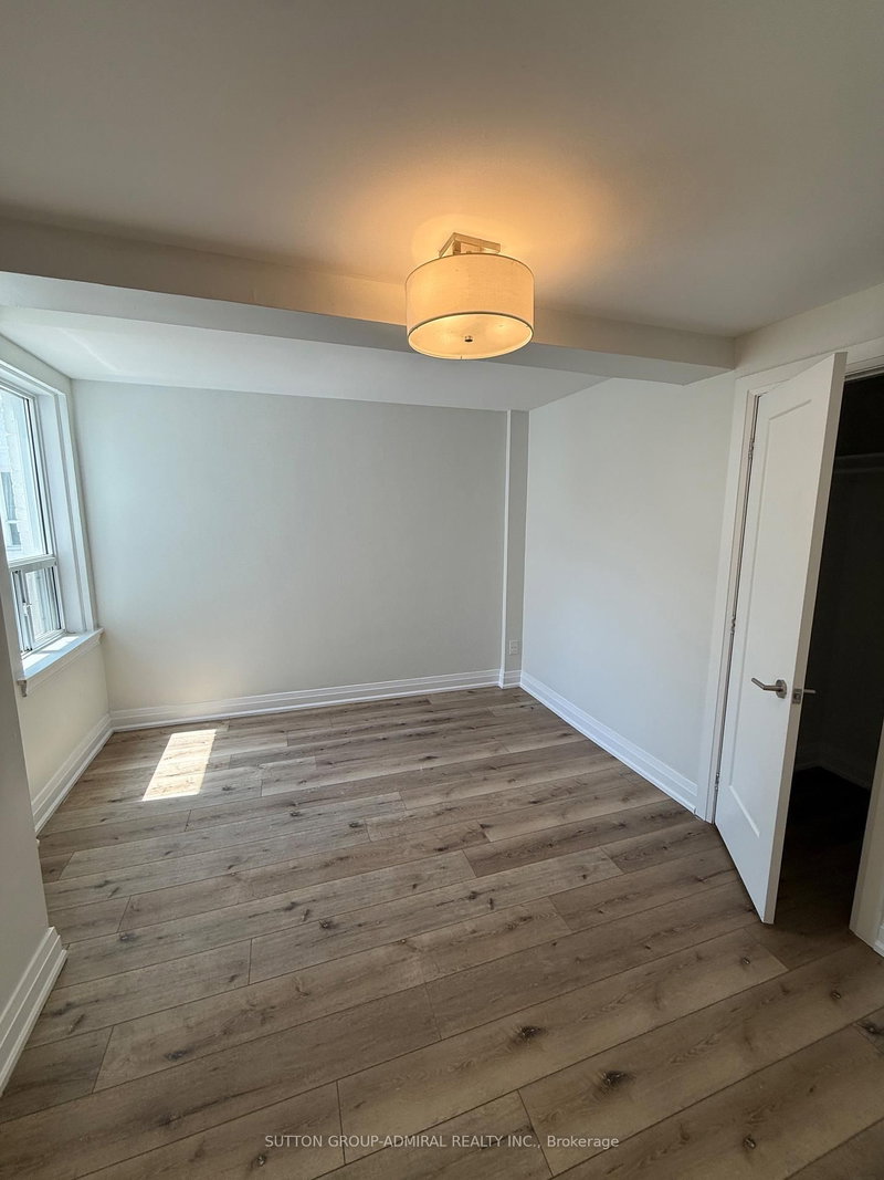 304 - 697 Eglinton Avenue W