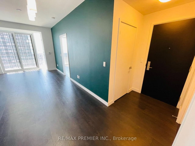 4301 - 8 Eglinton Avenue E
