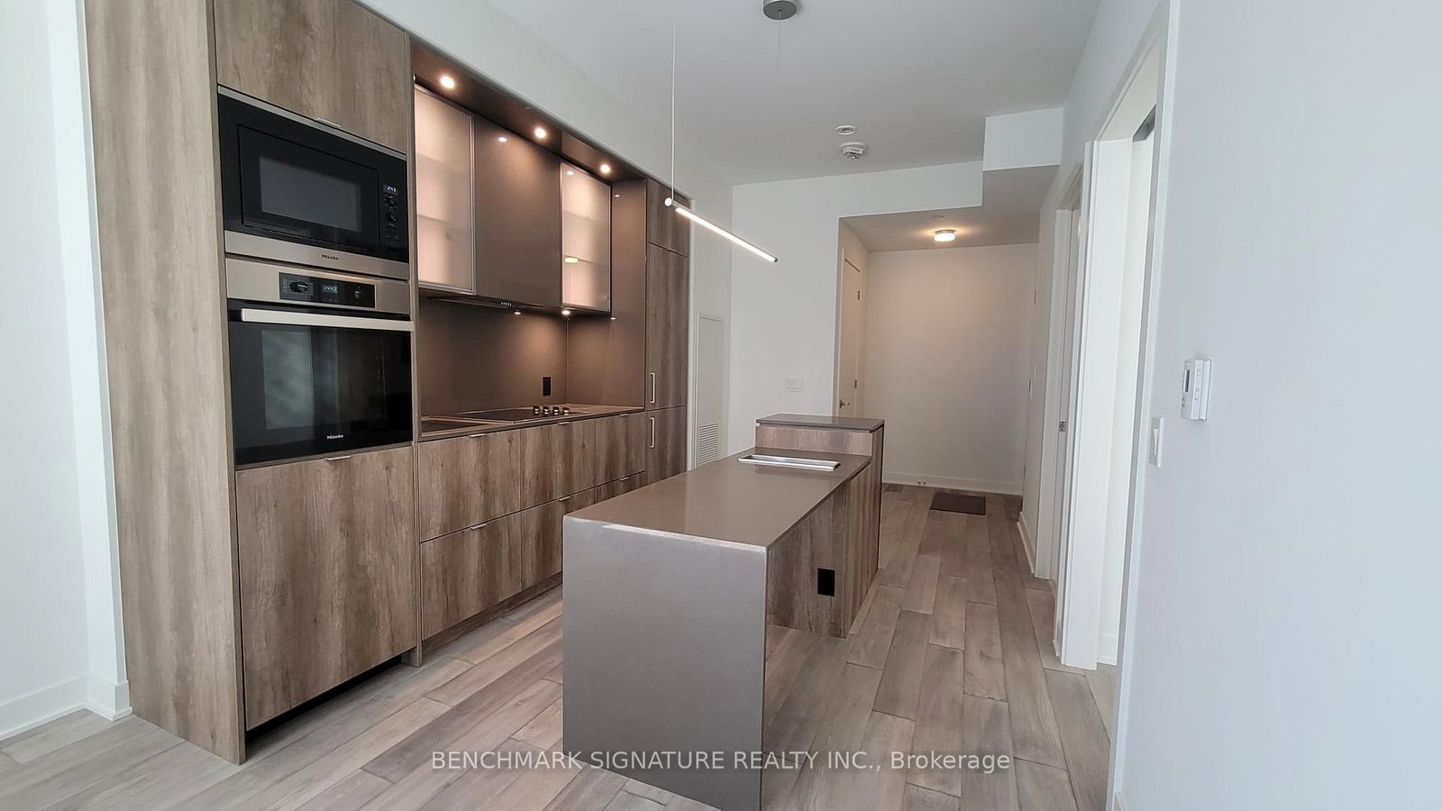 2102-11 Yorkville Avenue, Toronto, ON