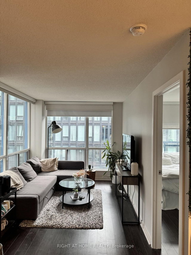 1013 - 75 Dalhousie Street