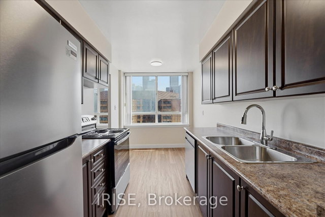 1913 - 633 Bay Street