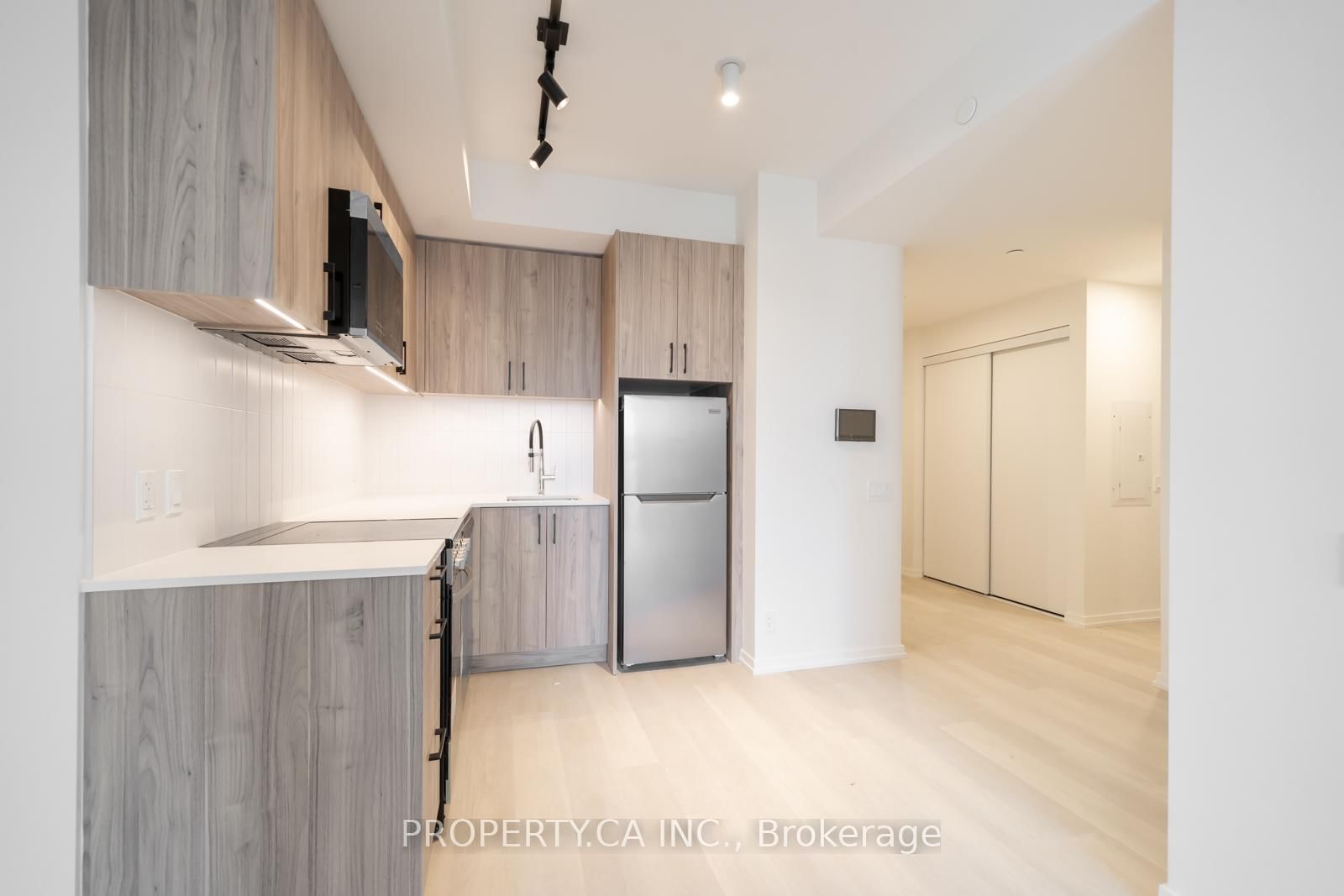 109 Erskine Avenue, Unit 407