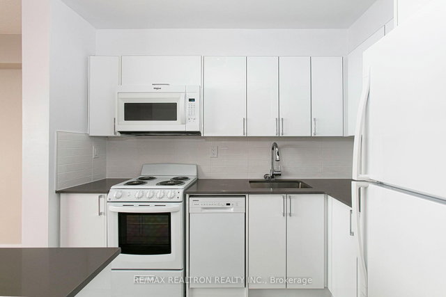 903 - 666 Spadina Avenue