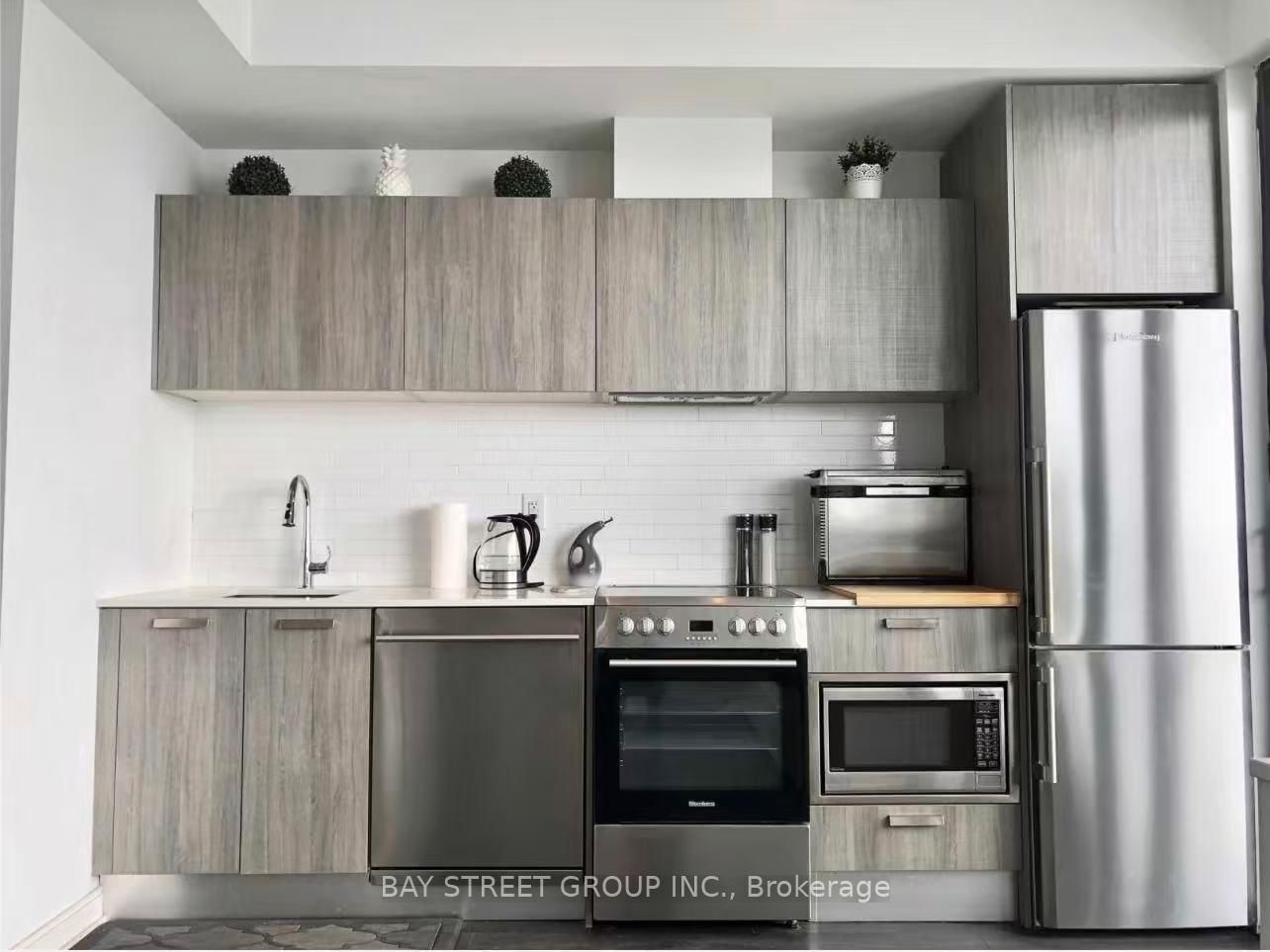 50 Charles Street E, Unit 902