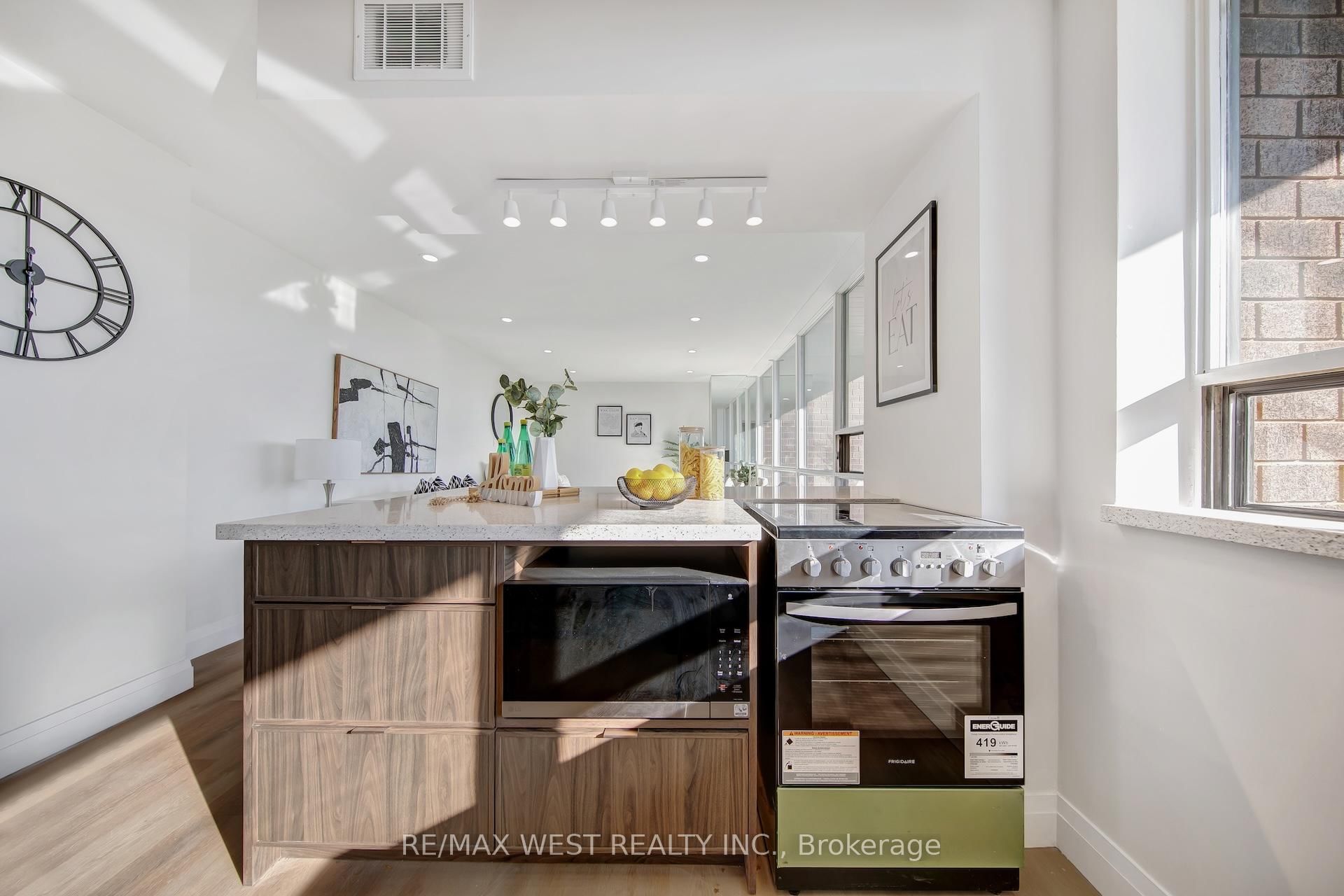 914 Yonge Street, Unit 1202