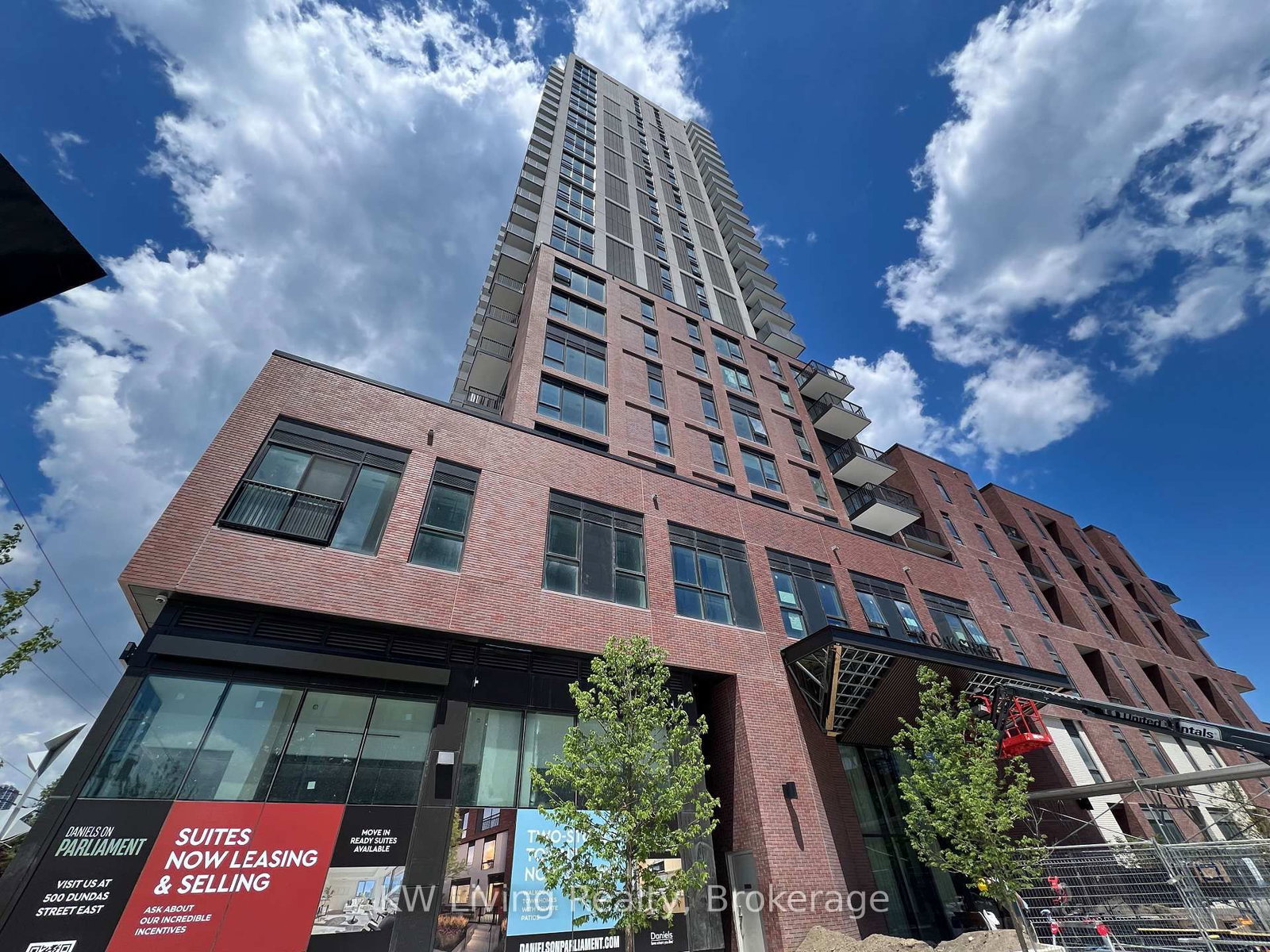 2001-10 Oak Street, Toronto, ON