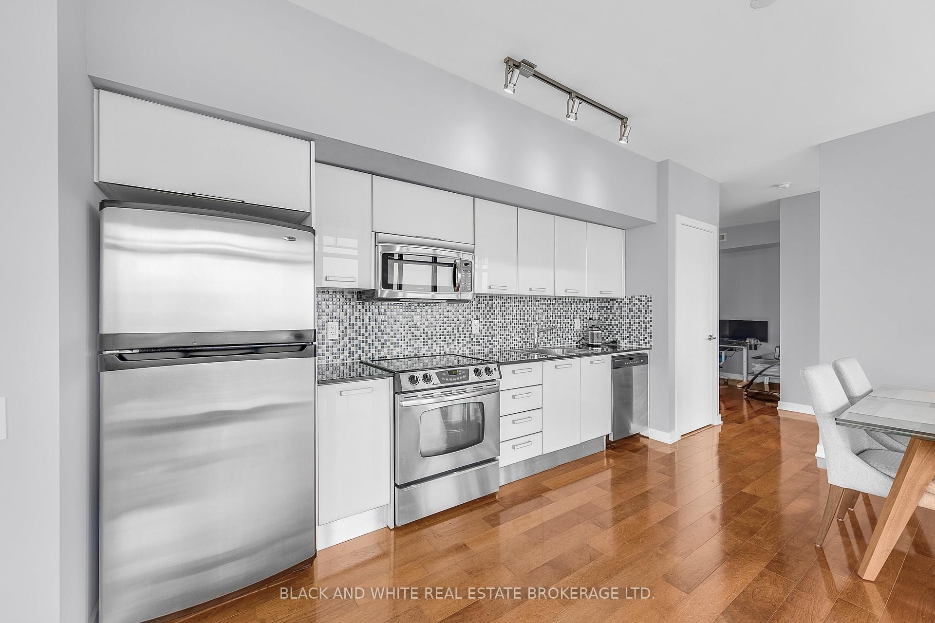 33 Charles Street E, Unit 3903