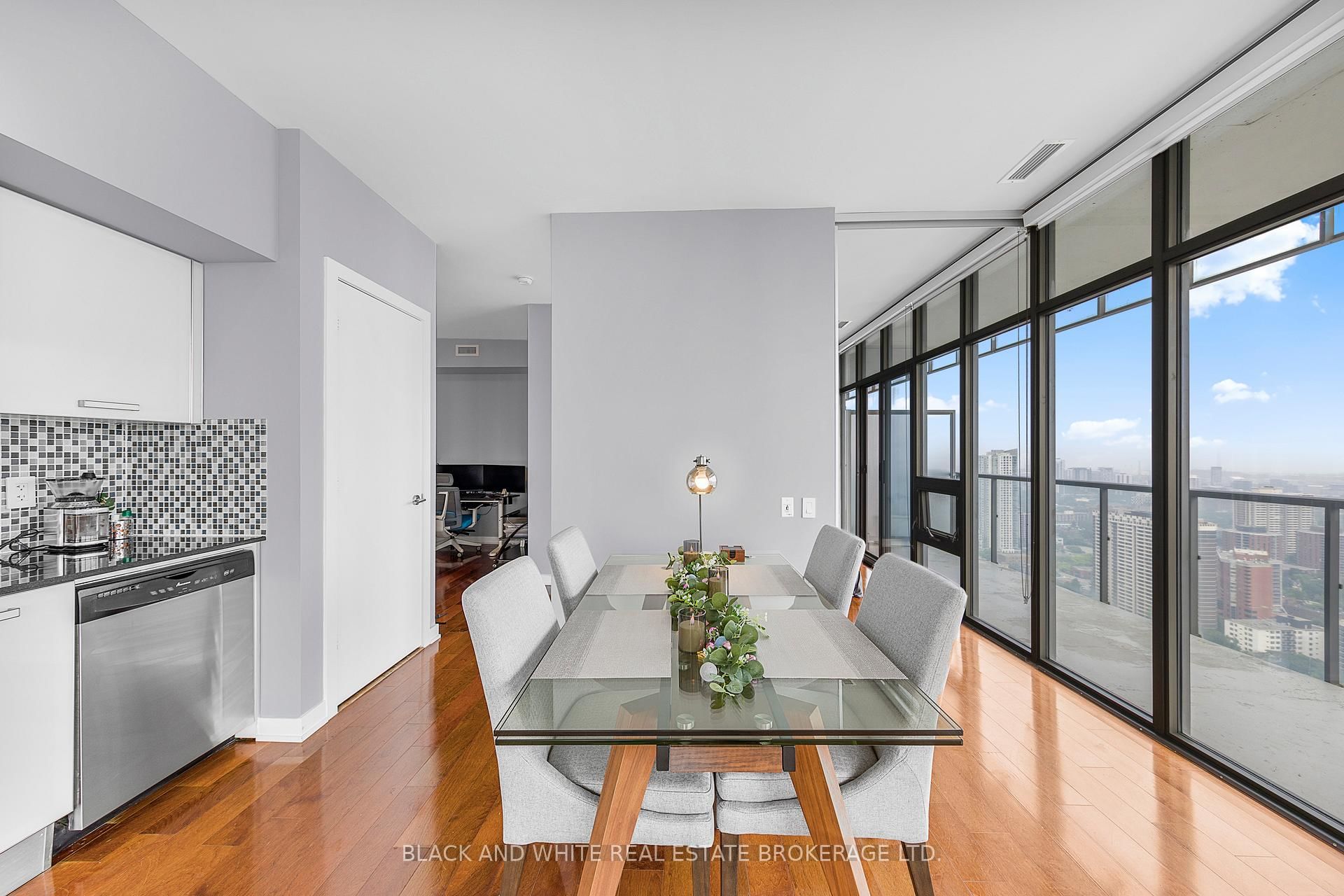 33 Charles Street E, Unit 3903