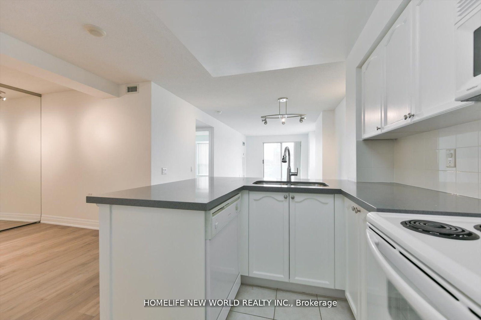21 Hillcrest Avenue • #607 • Toronto, ON photo 6