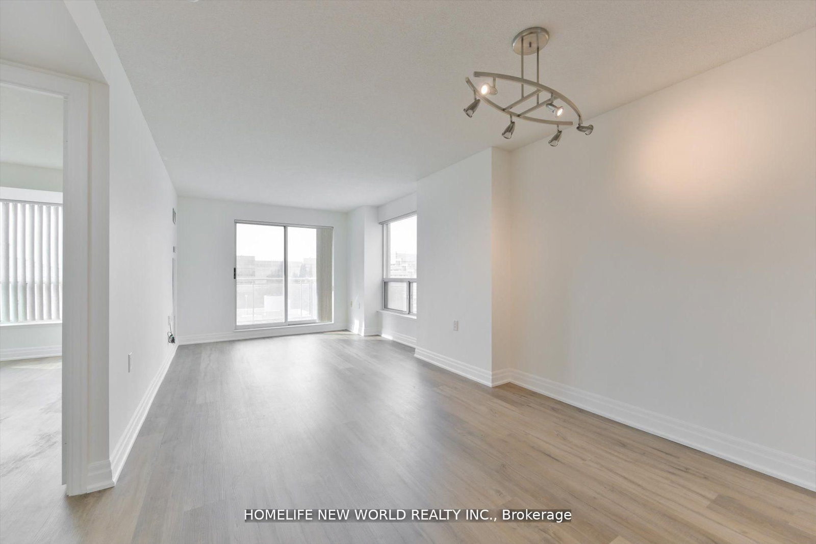 21 Hillcrest Avenue • #607 • Toronto, ON photo 8