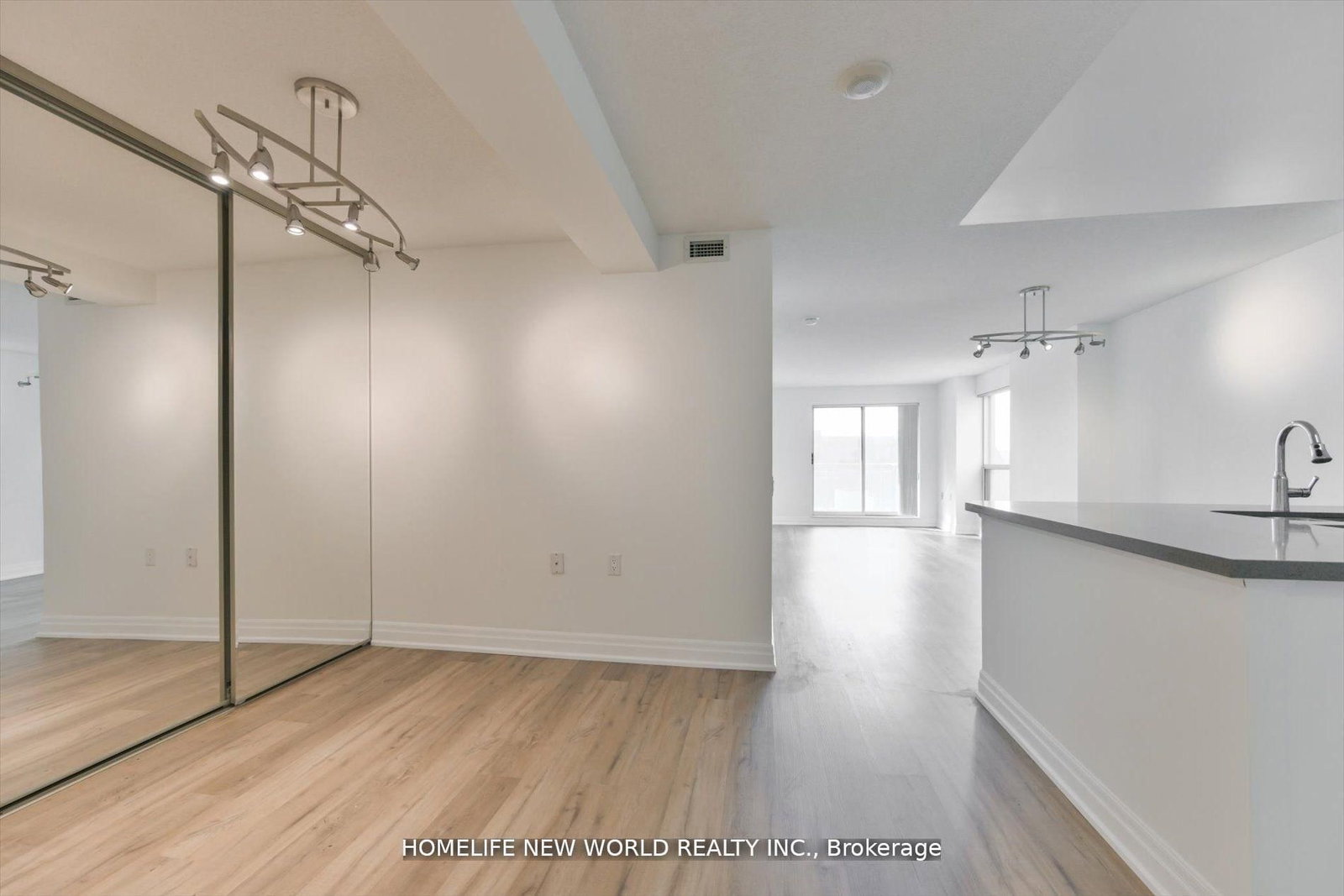 21 Hillcrest Avenue • #607 • Toronto, ON photo 9