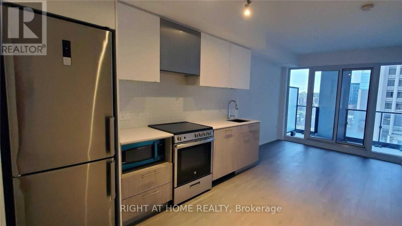 818 - 251 Jarvis Street