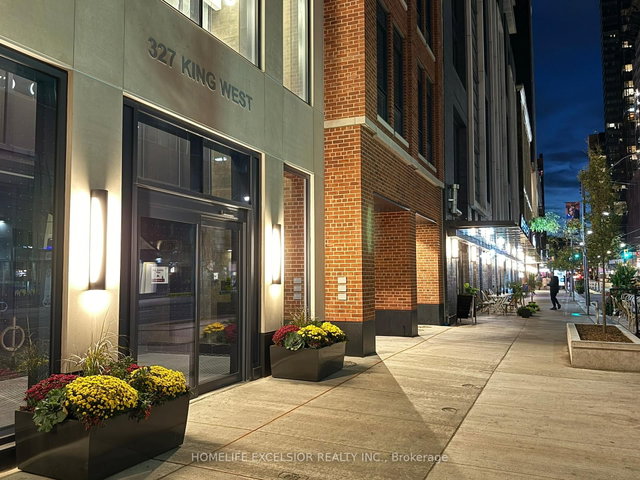 1805 - 327 King Street W
