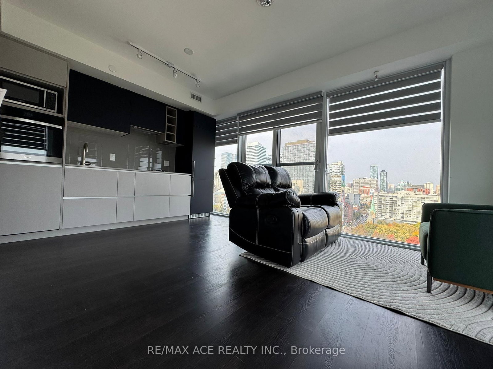 2010-319 Jarvis Street, Toronto, ON, photo 2