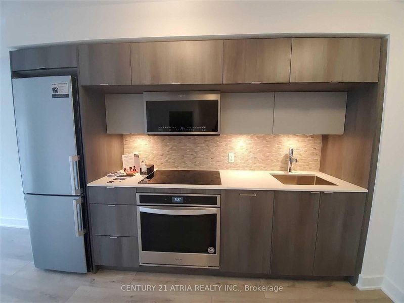 home for lease on 919-585 Bloor Street E