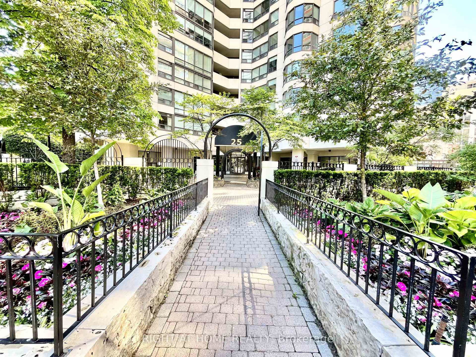 25 W Maitland Street • #1001 • Toronto, ON photo 3