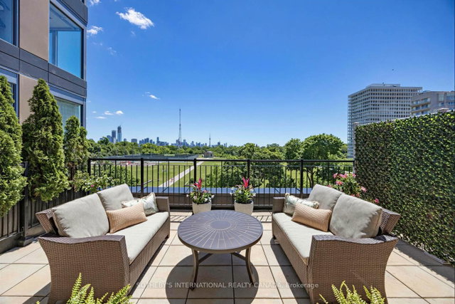 TH2 - 288 St Clair Avenue W