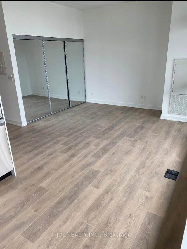 702 - 501 Yonge Street
