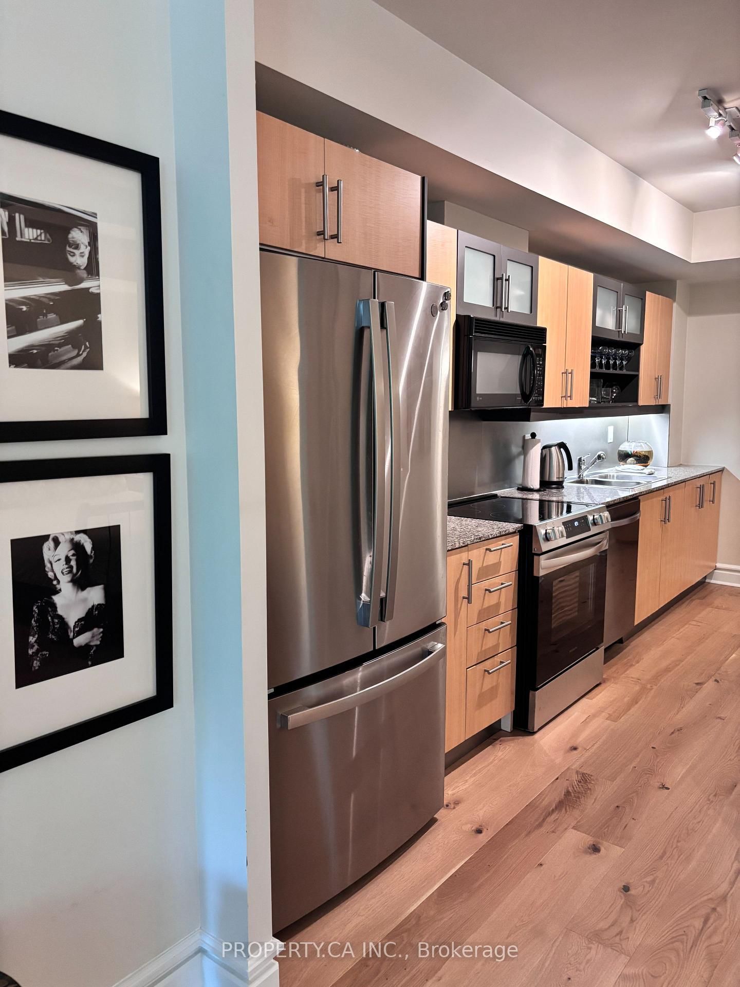 350 Wellington Street W, Unit M07