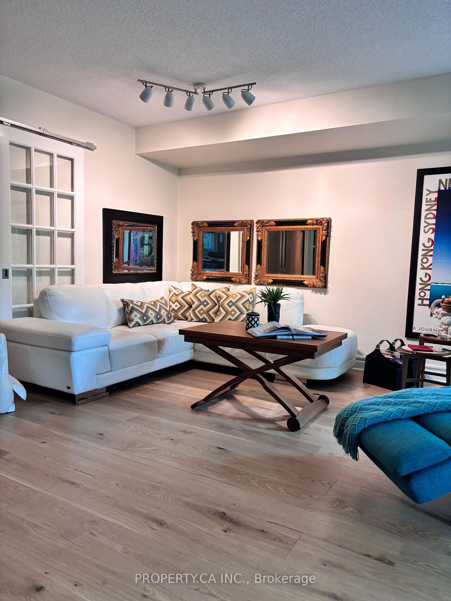 350 Wellington Street W, Unit M07