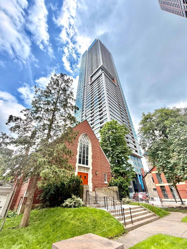 1805 - 609 Sherbourne Street