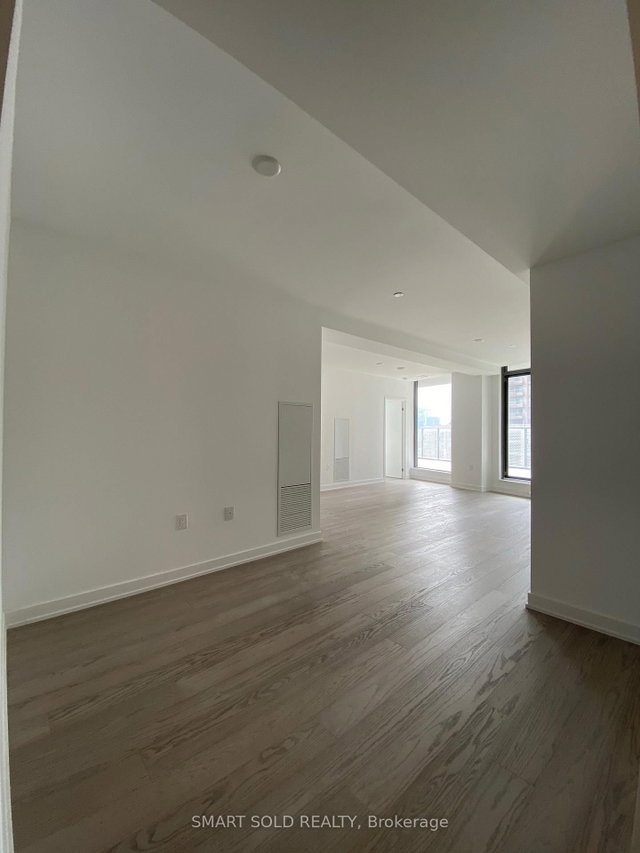 607 - 11 Wellesley Street W