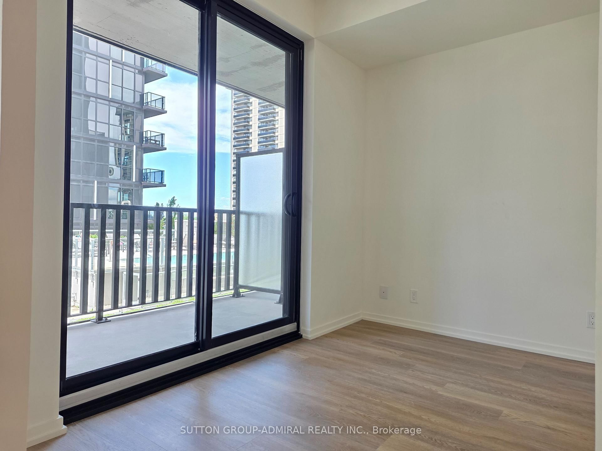 109 Erskine Avenue, Unit 811