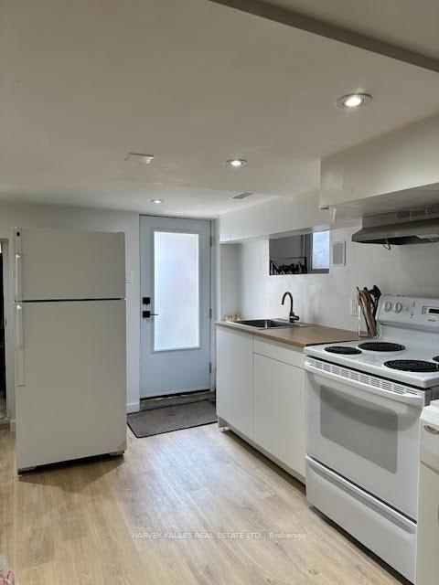 Lower-115 Northcliffe Boulevard, Toronto, ON, photo 4
