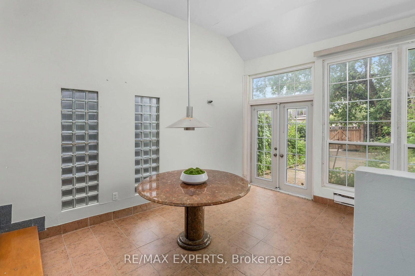 382 Bathurst Street • Toronto, ON photo 14