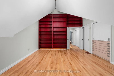 382 Bathurst Street • Toronto, ON
